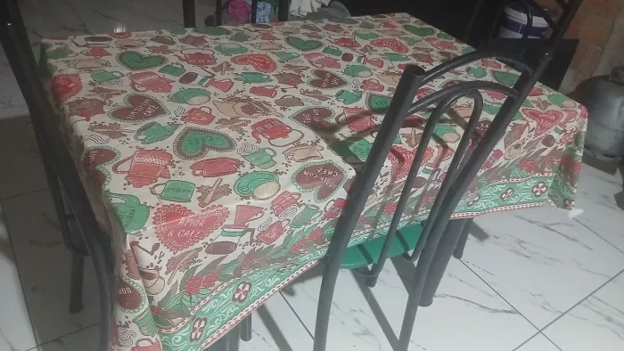Vendo Mesa de jantar 4 cadeiras