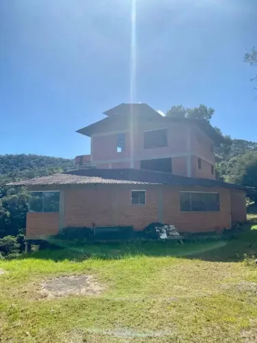 Um espetáculo de beleza e formosura! Chácara de 20.000m2. Delfim Moreira-MG