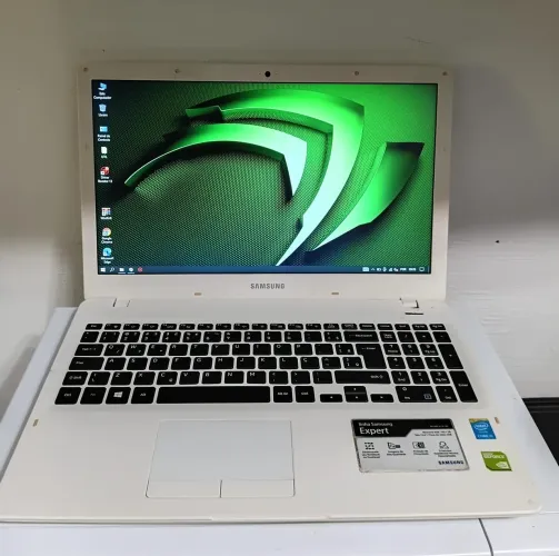 Notebook Samsung core i5, 8gb, placa de vídeo dedicada NVidia de 2gb, tela de 15.6"