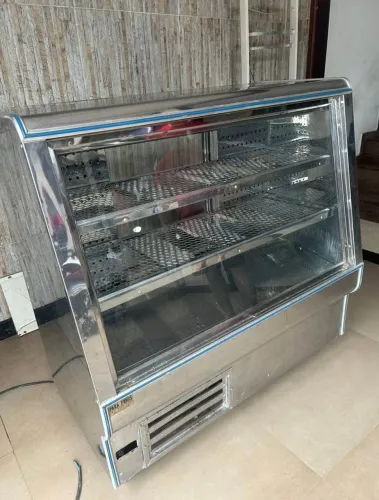 Vendo expositor frio todo em inox faltando apenas o motor vendo no estado 600 reais 