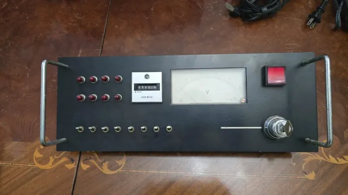Painel De Controle Antigo Voltímetro Horímetro Vintage C/chave