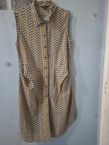 Vestido midi elegante em crepe sintético grosso