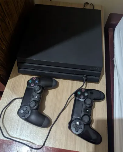 Ps4 pro 1tb modelo CUH-7215B + 2 controles + cabos + suporte horizontal