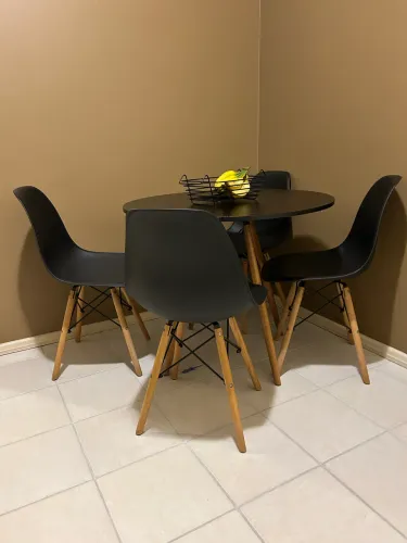 Conjunto de mesa com quatro cadeiras