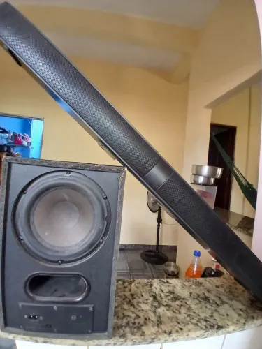 VENDE-SE UM SOUNDBAR EM ÓTIMO ESTADO, SOM POTENTE E DE QUALIDADE