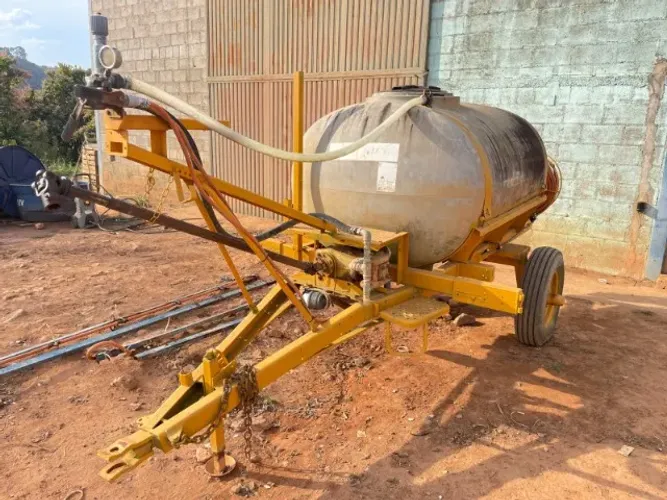 PULVERIZADOR AGRÍCOLA JACTO 2.000 L MANGUEIRA E BRAÇOS