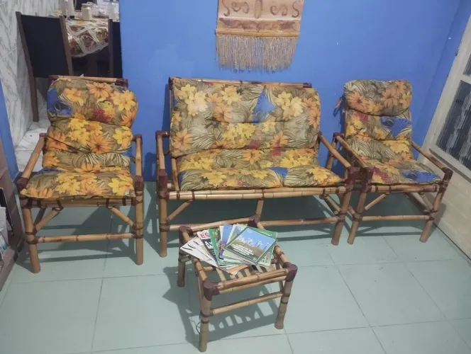 Cadeiras de bambu com mesa de centro 