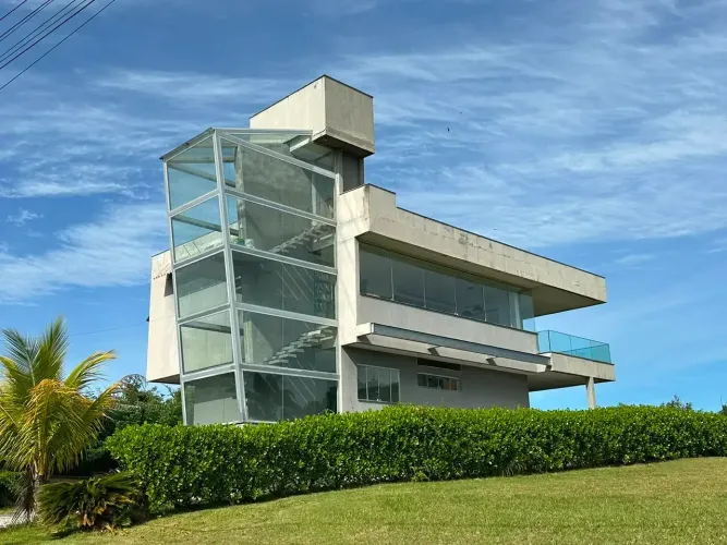 Imóvel para aluguel possui 397 metros quadrados com 4 quartos em Alphaville - Rio das Ostr