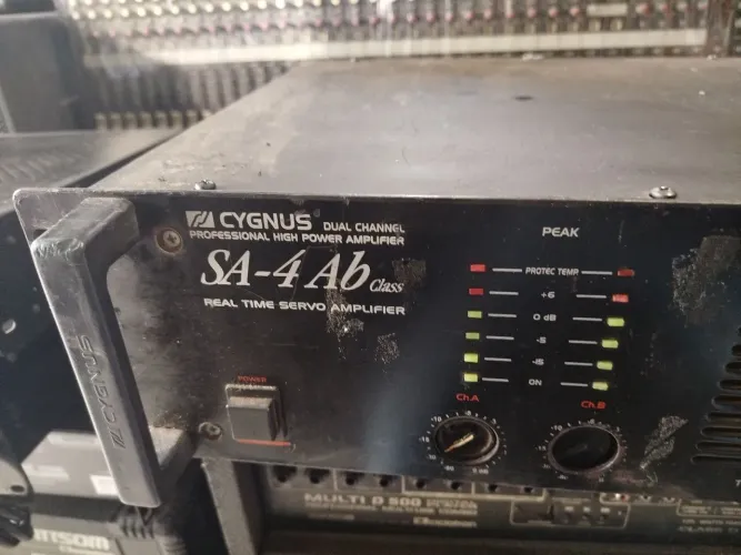 (POTÊNCIA PROFISSIONAL SEMI-NOVA CYGNUS SA-4-AB TURBO-VENTILADA)
