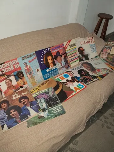 LOTE DE DISCOS DE VINIL - 35 UNIDADES - SERTANEJO / MPB / SAMBA
