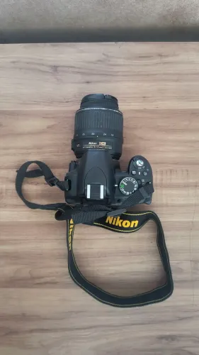 Câmera Nikon D3100 com lente, carregador e bag