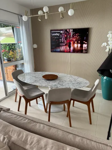 Mesa Saarinen Oval Carrara Base Branca 1,80x90x74