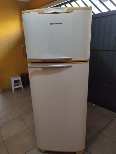 GELADEIRA ELETROLUX EDIÇÃO PREMIUM COM DEFEITO