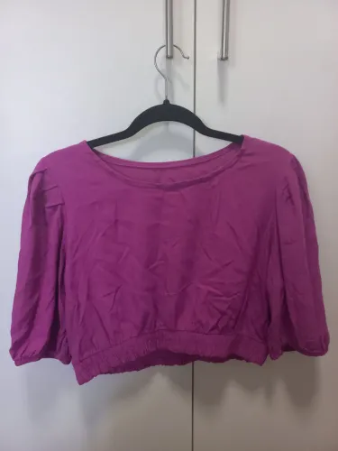 Blusa cropped manga bufante magenta