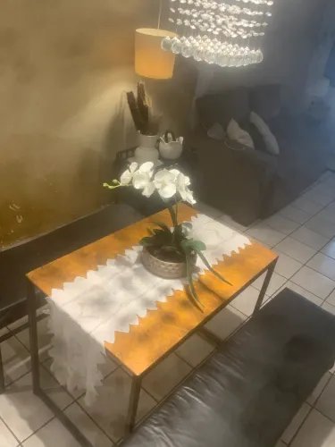Conjunto de mesa com dois bancos em metalon com estofados