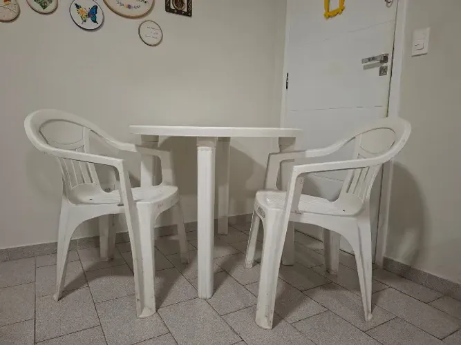 Mesa redonda com 02 cadeiras PVC Tramontina.