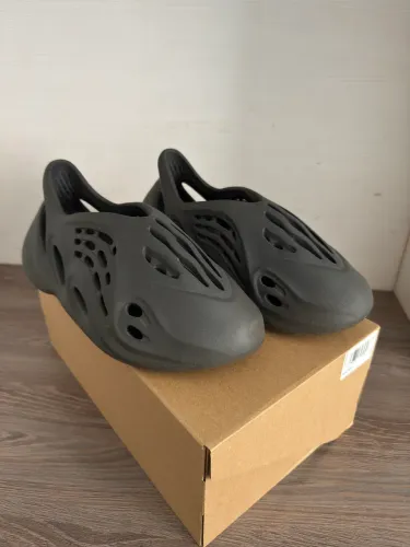 Yeezy Foam Runner Carbon (ORIGINAL) - tamanho 42/43