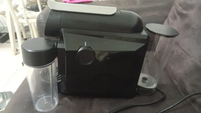 Máquina de Café Expresso Delta Q Mini MilkQool com Leite Espumado Preto