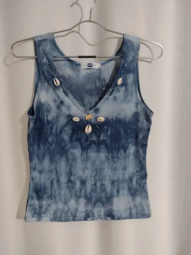 Blusa tie dye azul com Búzios bordados