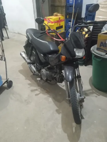 Moto barata Pop 100 corre muito