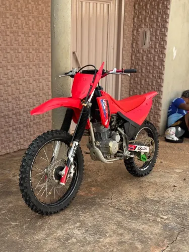 CRF 230F de Motocross Impecável - Revisada, Equipada e Pronta para Pista!