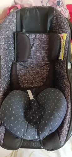 Carrinho de bebê com bebê conforto da marca cosco kids