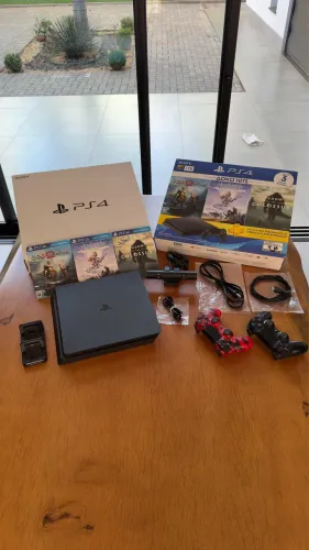 PS4 Slim 1TB Bundle | 2 Controles | 3 Jogos | PS Câmera | Carregador Duplo | Caixa Orig.