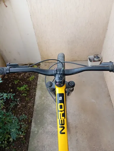 Bicicleta montada com pneul maxxs cubo barulhento