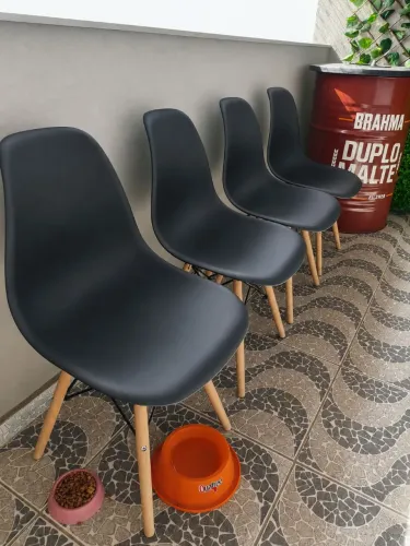 4 cadeiras Eames Eiffel
