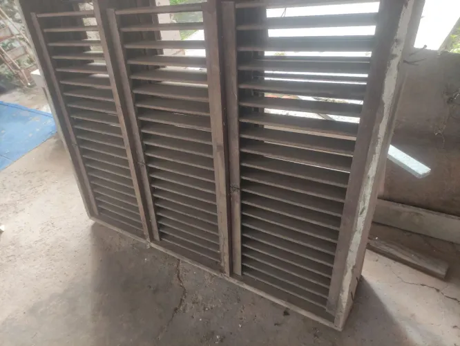 Vende-se duas janelas persiana de pau d'arco medindo altura: 1,20m por largura: 1,50m