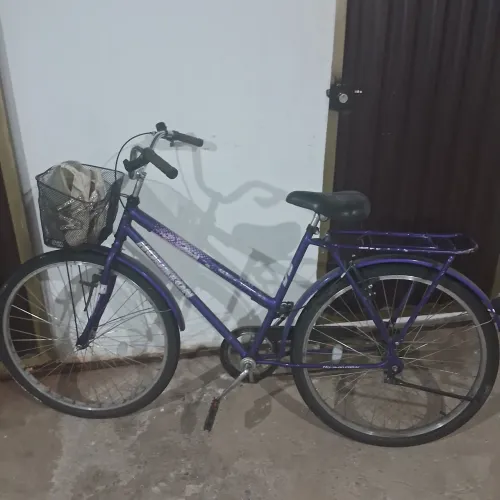 Bicicleta usada com avaria. 