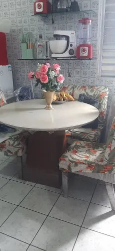 Mesa redonda com 4 cadeiras