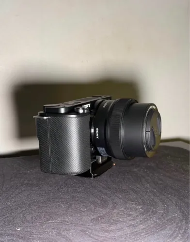 SONY ZVE10 + LENTE DO KIT + MINIFLASHGODOX 4250,00