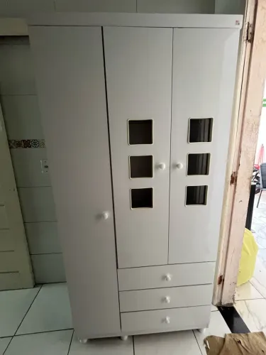 Guarda-roupa infantil, duas portas e três gavetas