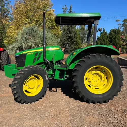 TRATOR AGRÍCOLA JOHN DEERE