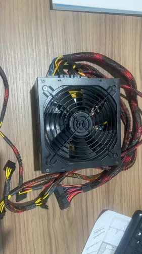 Fonte para PC Duex DX 600FSE++ - 600W, certificação 80 Plus Bronze.