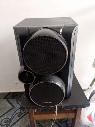 Uma Caixa acústica Toshiba 