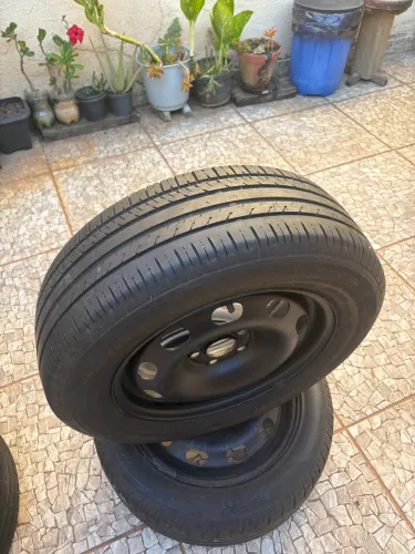Vendo pneus e roda aro 15