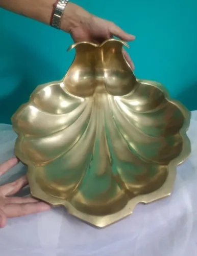 Antiga e lindíssima fruteira / centro de mesa em bronze em forma de concha