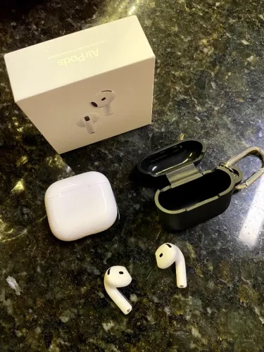 Fone Apple AirPods 4 com cancelamento de ruído