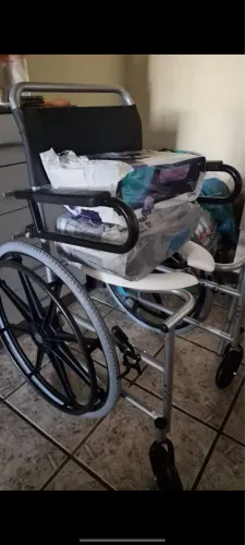 Cadeira higiênica com rodas grandes (nunca usada)