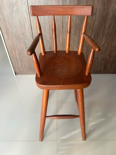 Cadeirinha de madeira