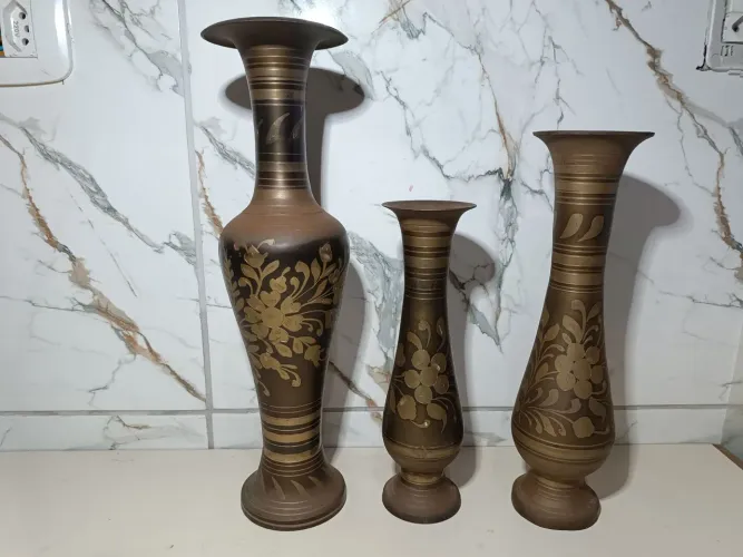 Conjunto Vaso decorativo em bronze.