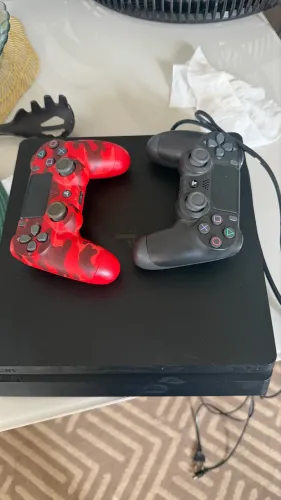 Ps 4 com 2 controles