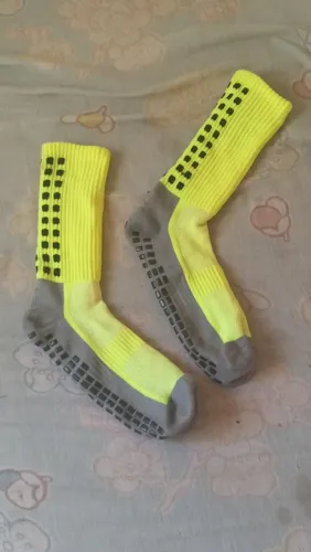Meião de futebol antiderrapante cor amarelo neon ?