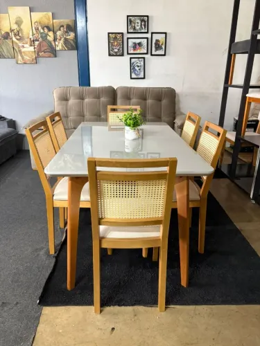 Conjunto de mesa com 6 cadeiras