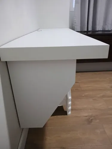 Vendo mesa de canto, que fixa na parede.