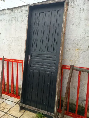Porta externa e interna em madeira maciça com caixilho. 2,10x70