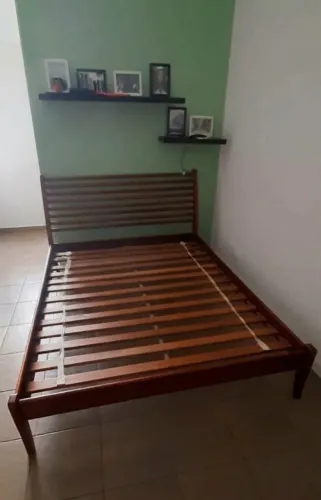 Cama de casal em madeira maciça.