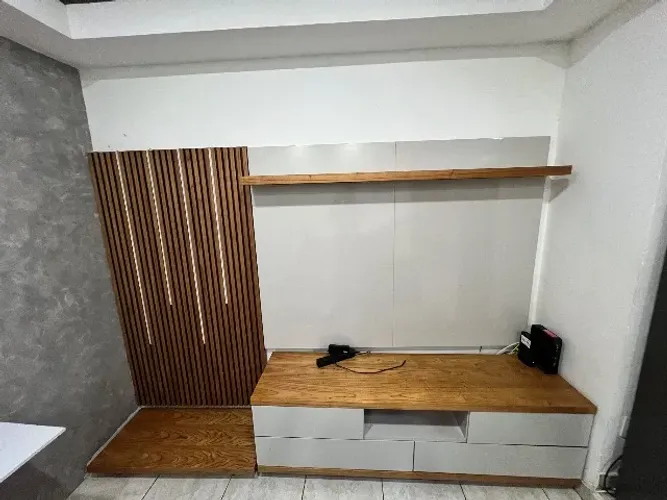 Rack Moderno e Conservado - Pronto para Sua Casa